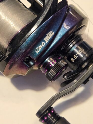 Abu Garcia Revo IKE Low Profile Reel 6.6:1 Baitcasting Reel Carbon Handle - Picture 4 of 11