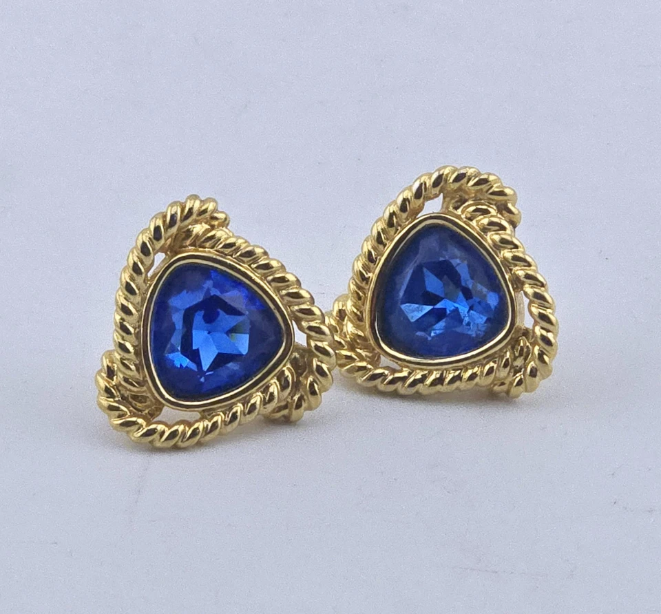 Conjunto de aretes Swarovski perforados enchapados en oro con bisel de cuerda texturizada piedras azules Foto 3 de 4