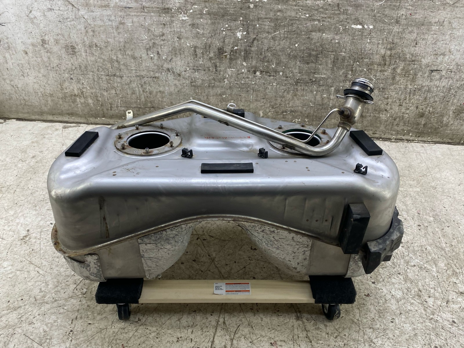 2020 2021 2022 2023 2024 2025 ASTON MARTIN DBX FUEL TANK W/ PUMP MY83-9K007-AE