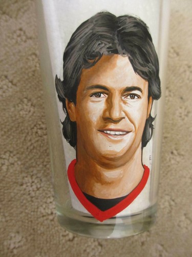 ROBERT LANG DETROIT RED WINGS AUTOGRAPHED CUSTOM PAINTED PORTRAIT 16 OZ GLASS - Picture 2 of 3