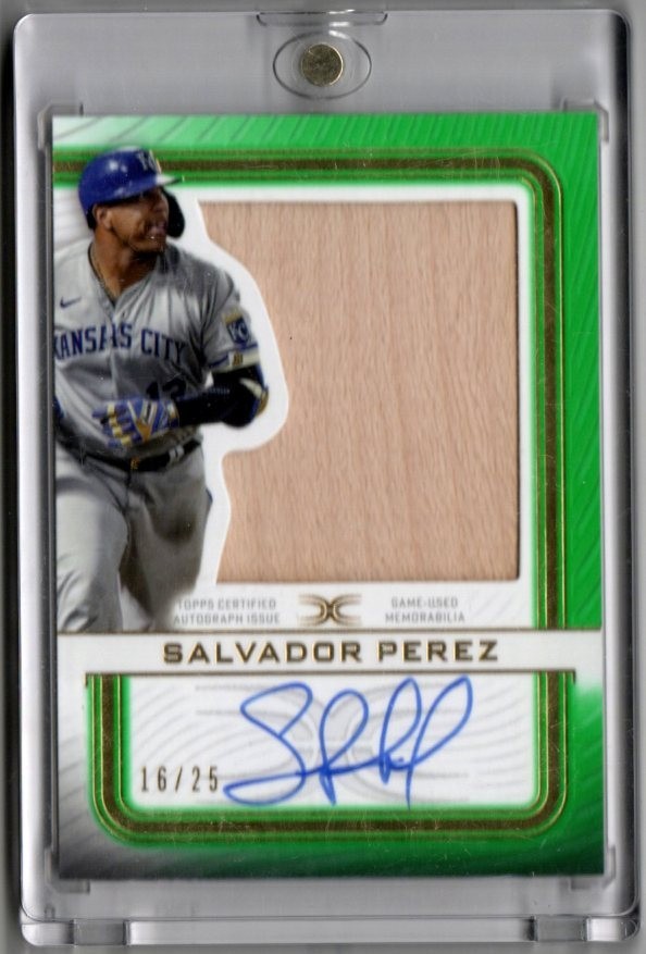 2023 Topps Definitive Collection Baseball Salvador Perez Bat Auto 16/25 Royals