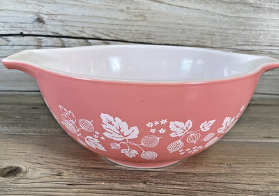 Pyrex Pink Gooseberry Cinderella Bowl #442 Vintage 1.5 Quart Spout