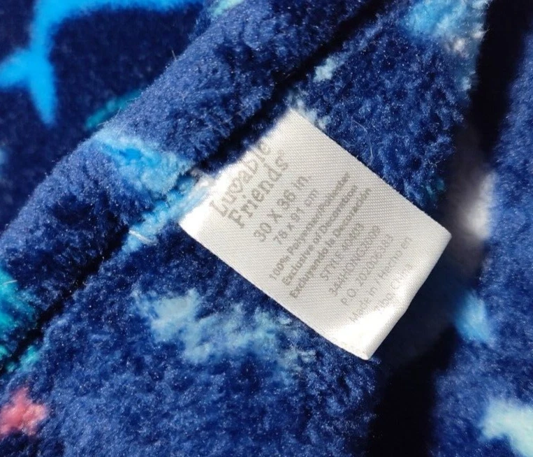 Manta de bebé Luvable Friends azul marino ballena océano polar suave estrella de peces Foto 2 de 3