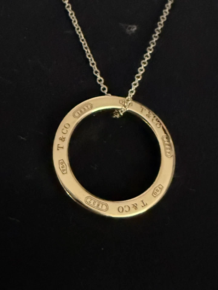 Tiffany&Co. Colgante circular de oro rosa de 18 quilates de 1837 en collar de cadena de plata Foto 3 de 4