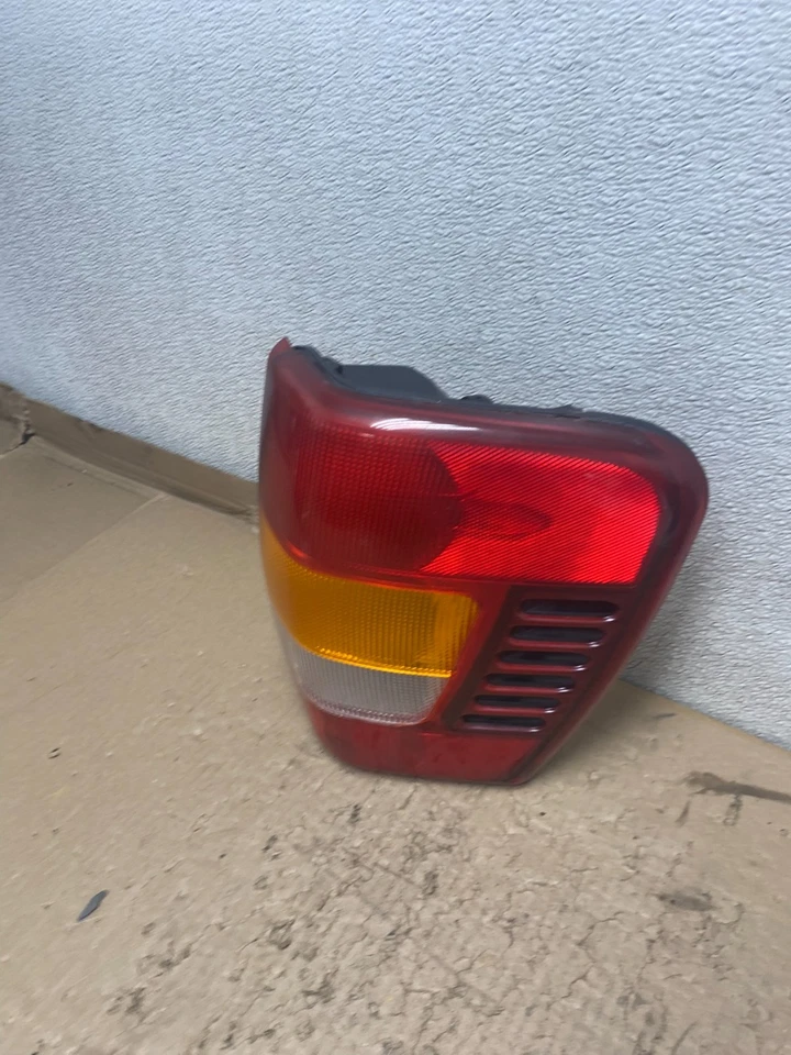 Luz trasera derecha lado pasajero Jeep Grand Cherokee WJ 1999-2004 U2430 DW Foto 2 de 4