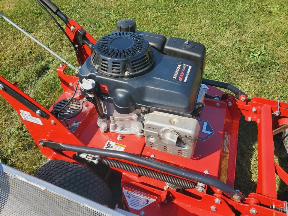 Cortacésped comercial Ferris FW15 2022 a pie detrás Foto 4 de 4