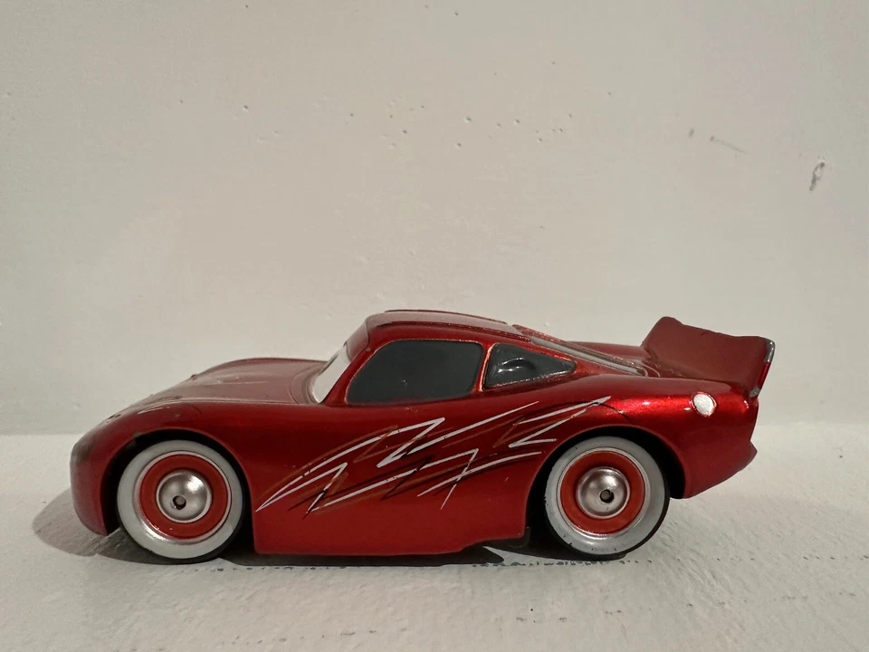 Disney Pixar Cars Lightning Mcqueen Pin Raya Disney Store 1:43 Diecast Foto 4 de 4