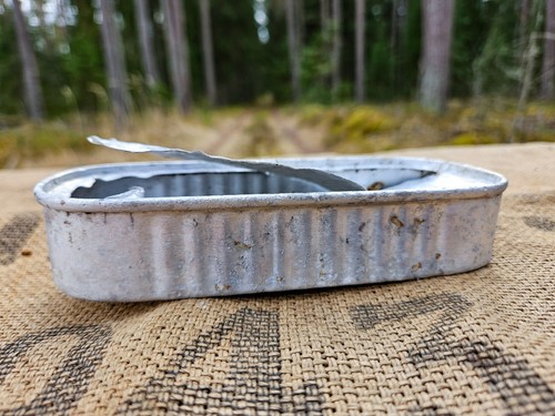 WWII ORIGINAL GERMAN FISH RATION TIN MARKING "B" RELIC of 18. Armee from KURLAND - Picture 2 of 6