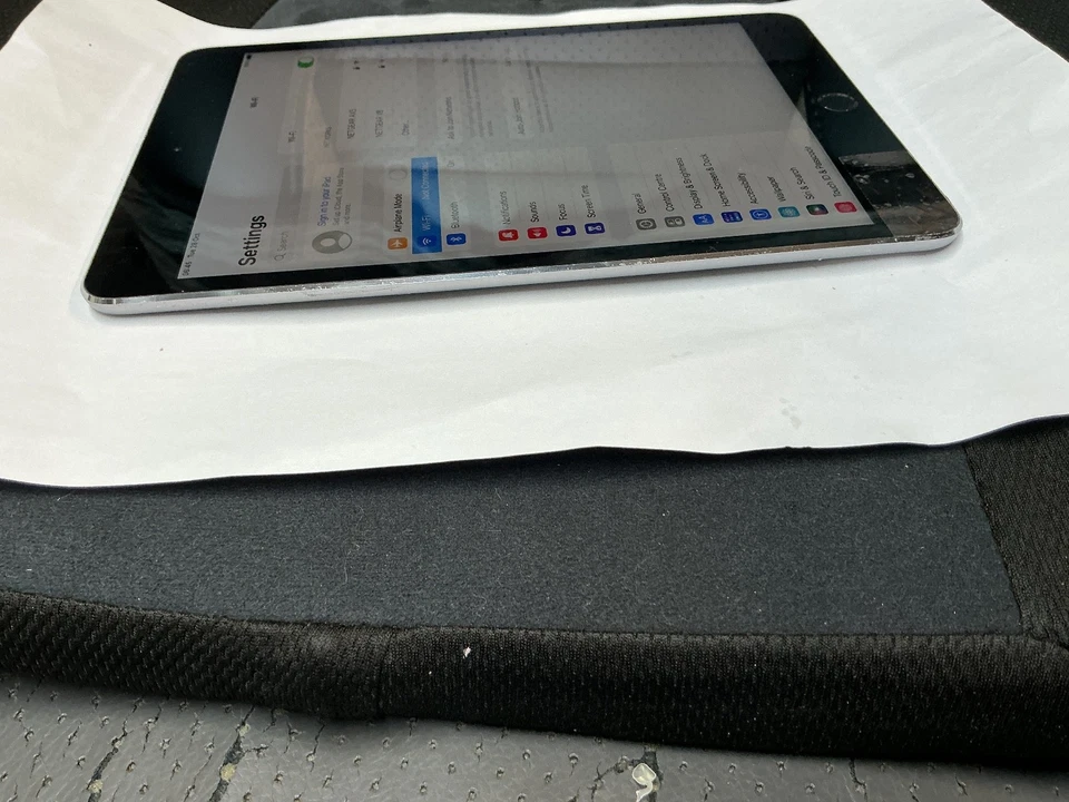 Apple iPad Mini 4th Gen 7.9" - 128GB - WiFi - A1538 gray Please Read - Image 4 of 4