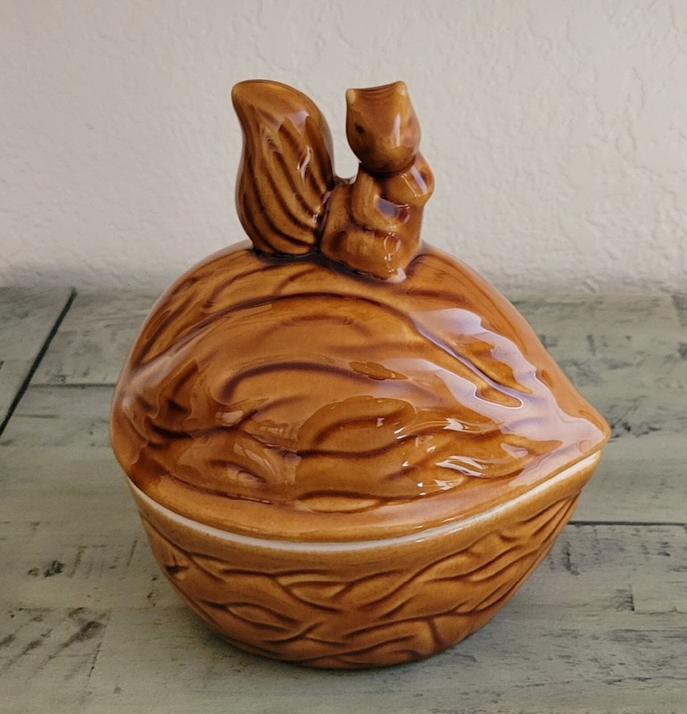 VINTAGE SQUIRREL on WALNUT ACORN CERAMIC CANDY DISH BOWL with LID 