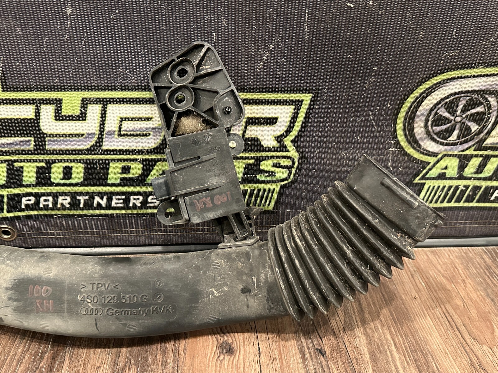 2017-18 AUDI R8 PASSENGER RIGHT AIR INTAKE DUCT TUBE W SENSOR OEM 4S0 129 510 G