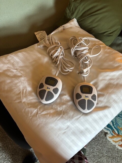 In King With Dual Remotes & Instructions