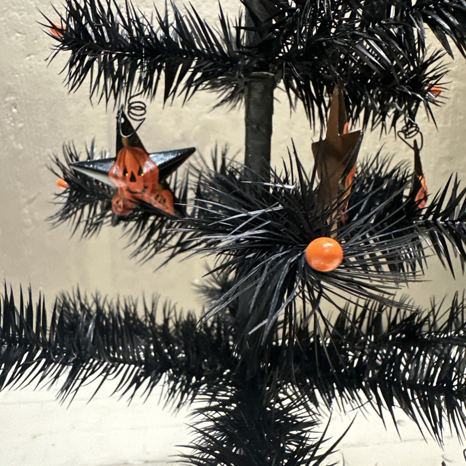 Bethany Lowe Halloween Tree Jack-O-Lantern Pumpkin Base Halloween Eyelash 16”