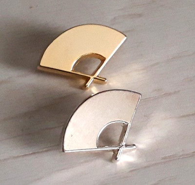Vintage Konvolut 2 Pin's Fächer Karl LAGERFELD PARFUMS MODE Prêt-à-porter PARFUM