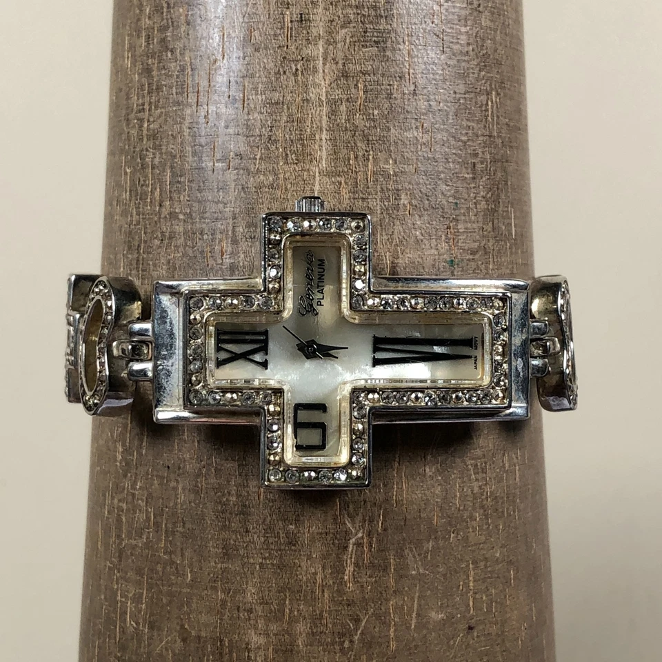 Relógio Geneva Feminino 7369 Pave MOP Cruz Platina Tom Prata Quartzo 30mm 7 1/4" - Imagem 2 de 4