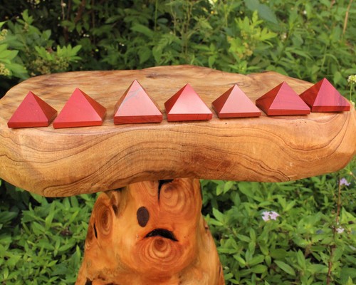 Red Jasper Pyramid 1" - 1.25" (25-30 mm Natural Gemstone Pyramid Crystal) - 第 1/6 張圖片