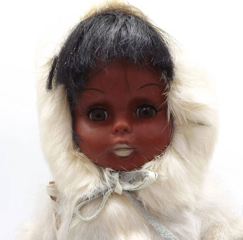 Muñeca bebé envuelta de cuero de piel blanca ojos dormidos esquimal inuit vintage de los años 60 de 18" Foto 3 de 4