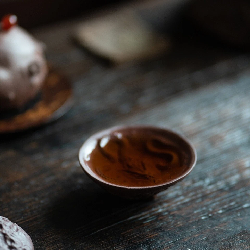 Taza de té hecha a mano 60 ml dragón tallado relieve taza maestra Yixing Zisha arcilla púrpura Foto 2 de 4