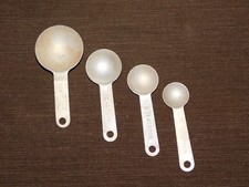 VINTAGE KITCHEN 4 OLD METAL MEASURING SPOONS  1/4 1/2 1 TEASPOON TABLESPOON