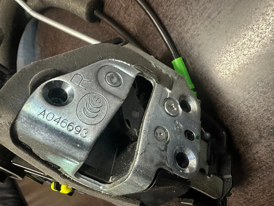 Cerradura de pestillo de puerta delantera derecha para pasajero Subaru Forester 2016 2017 2018 Foto 3 de 4