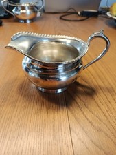 Pot à lait métal argenté Sheffield à frise godronnée