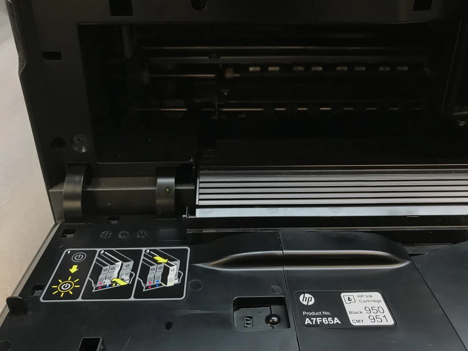 Impresora inalámbrica todo en uno HP Officejet Pro 8620 17K páginas probada Foto 3 de 4