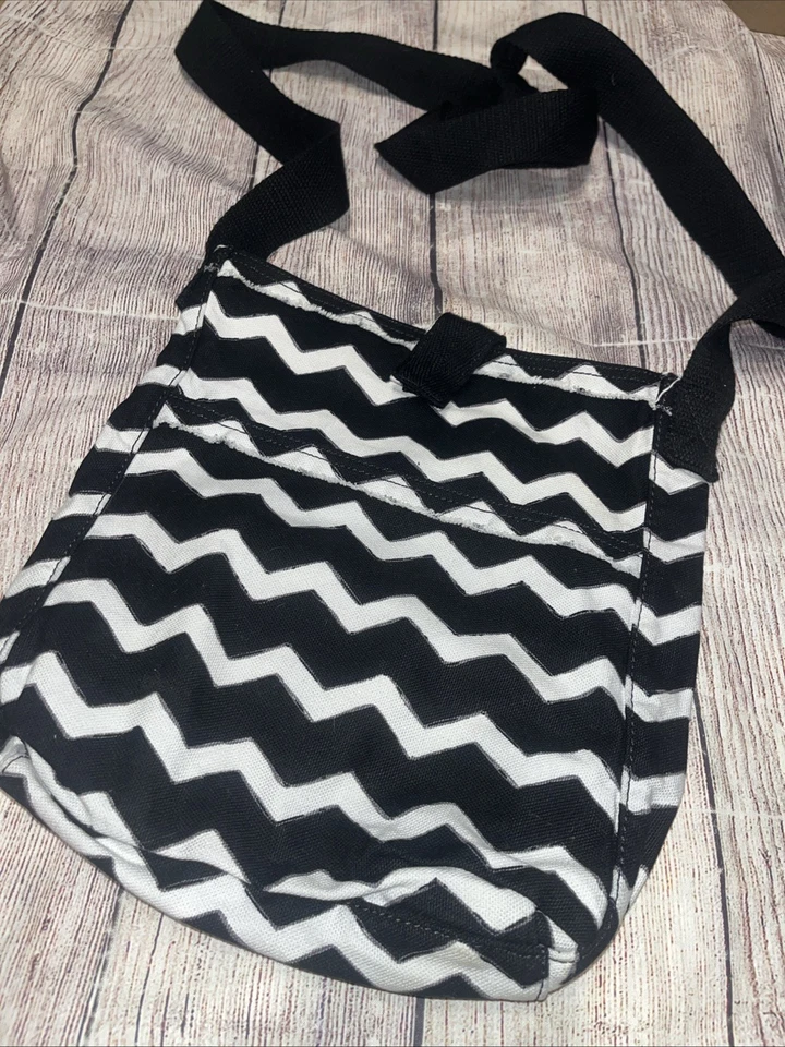 31 Thirty One 复古 Metro 斜挎包黑色白色雪佛龙迷你拉链袋 — 第 2/4 张图片