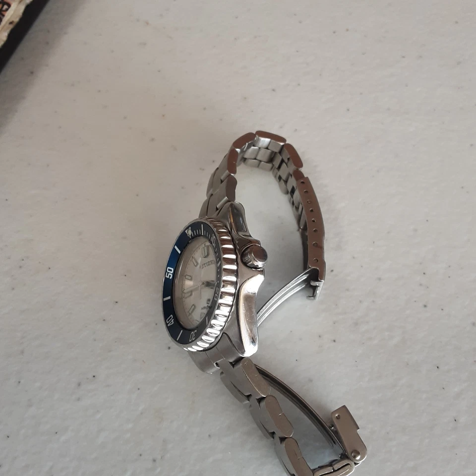 CITIZEN OXY AIR DIVERS WATCH 200 METRES LADIES [OR CHILD SIZE] .RATHER SMALL... - image 2 of 3