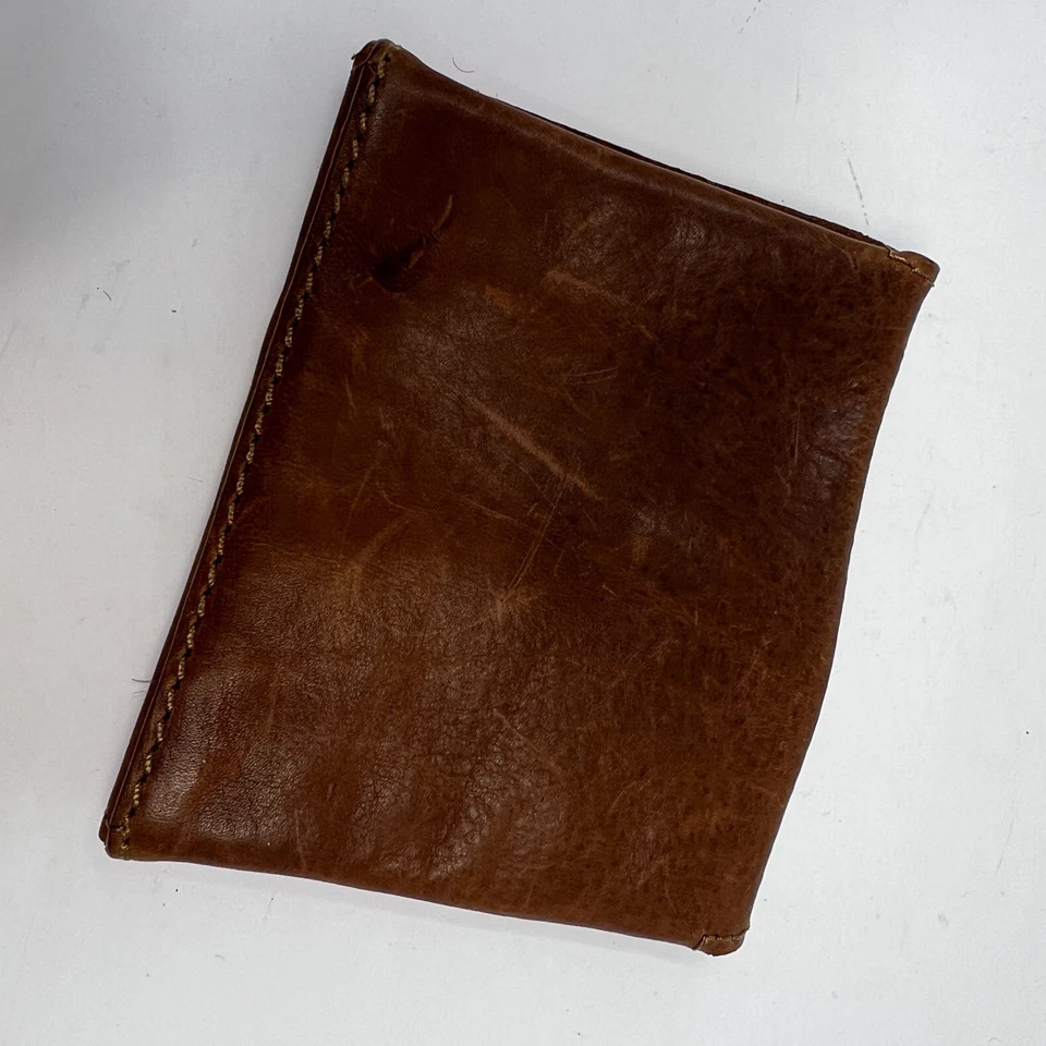 Monedero de cuero marrón parece ser marca de la suerte sin etiquetas Foto 4 de 4