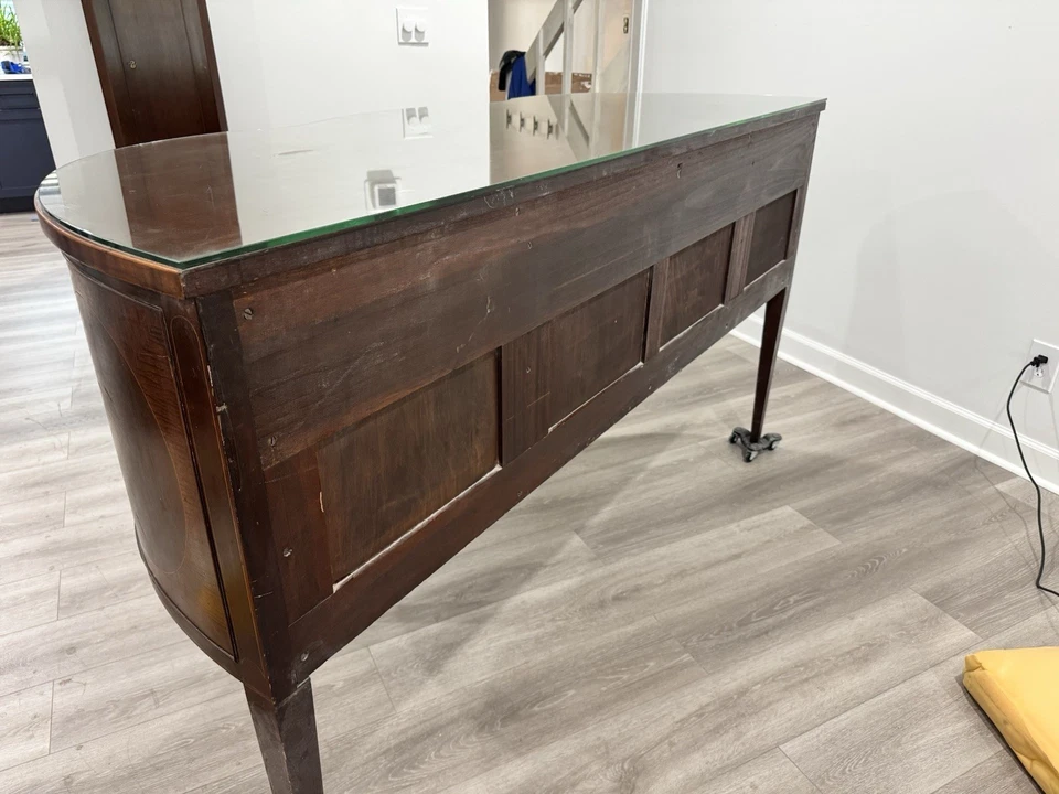 Aparador buffet vintage estilo federal caoba con detalles incrustados y tapa de vidrio Foto 3 de 4