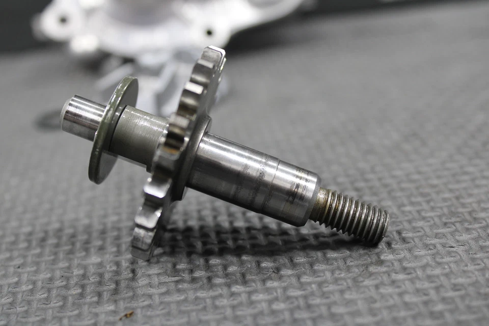 2002 年 YAMAHA 99-22 YZ250 原始设备制造商发动机水泵房盖轴冲压器套装 — 第 2/4 张图片