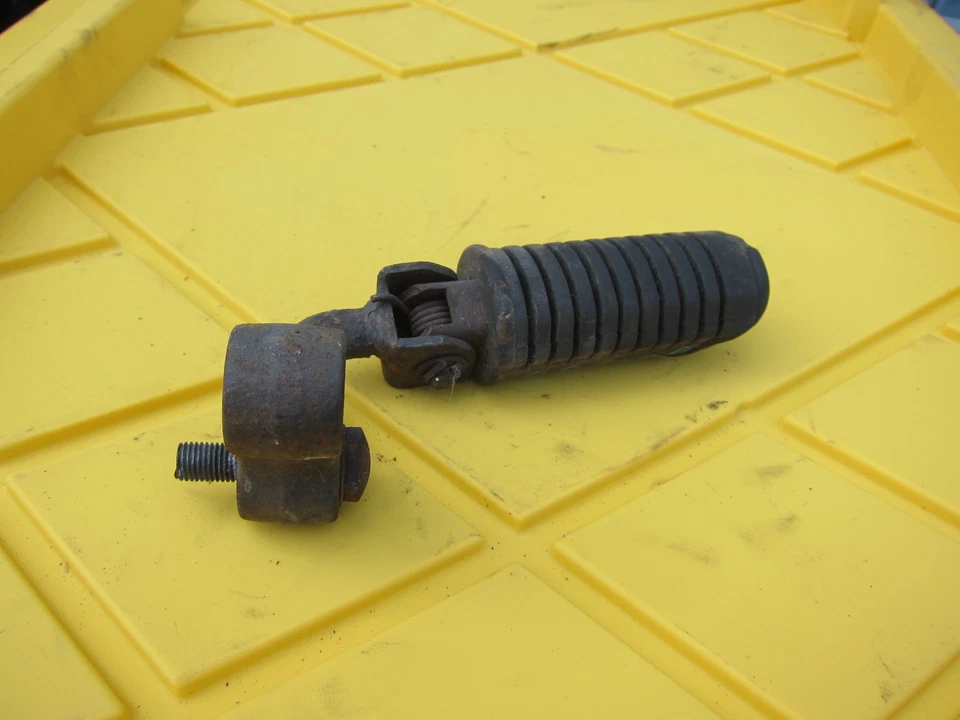 Suzuki GS1000G 1980 OEM REPOSAPIÉS DELANTERO DERECHO CLAVIJA PASO A PASO Foto 4 de 4