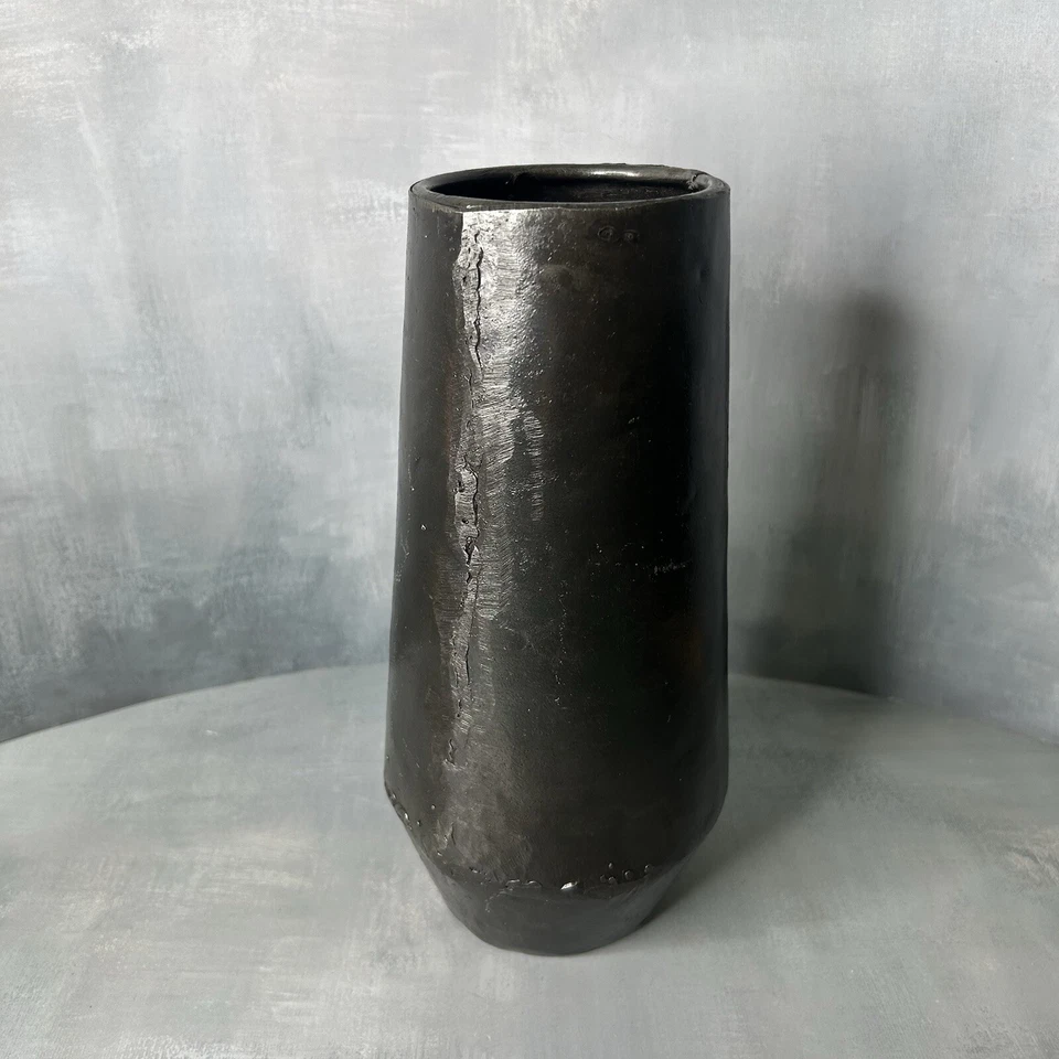 Jarrón decorativo de metal reciclado West Elm 101/4"h hecho en Haití Foto 3 de 4