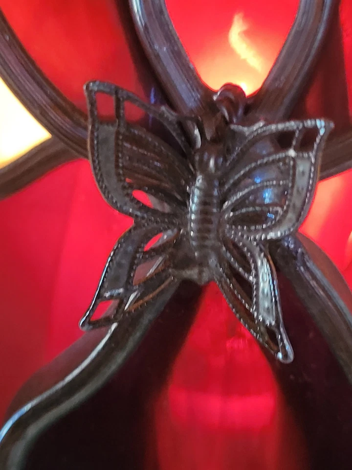 Vitral Iris Bloom Luz Nocturna con Acento Mariposa Plateada De Colección Foto 4 de 4