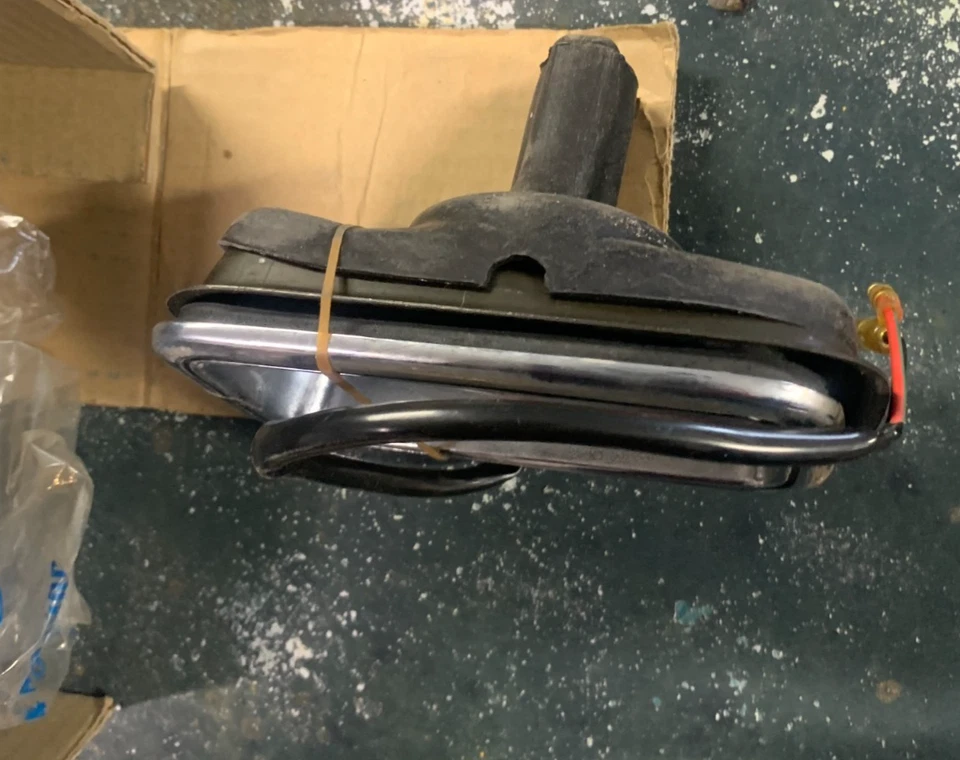 Новый из старых запасов задний габаритный фонарь для Mazda RX2 285066500 - Изображение 2 из 3