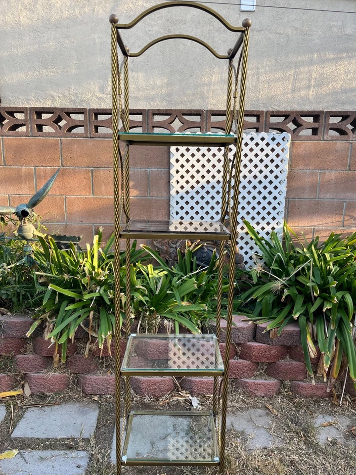 Soporte de piso vintage de metal dorado retorcido de cuatro niveles Foto 2 de 4