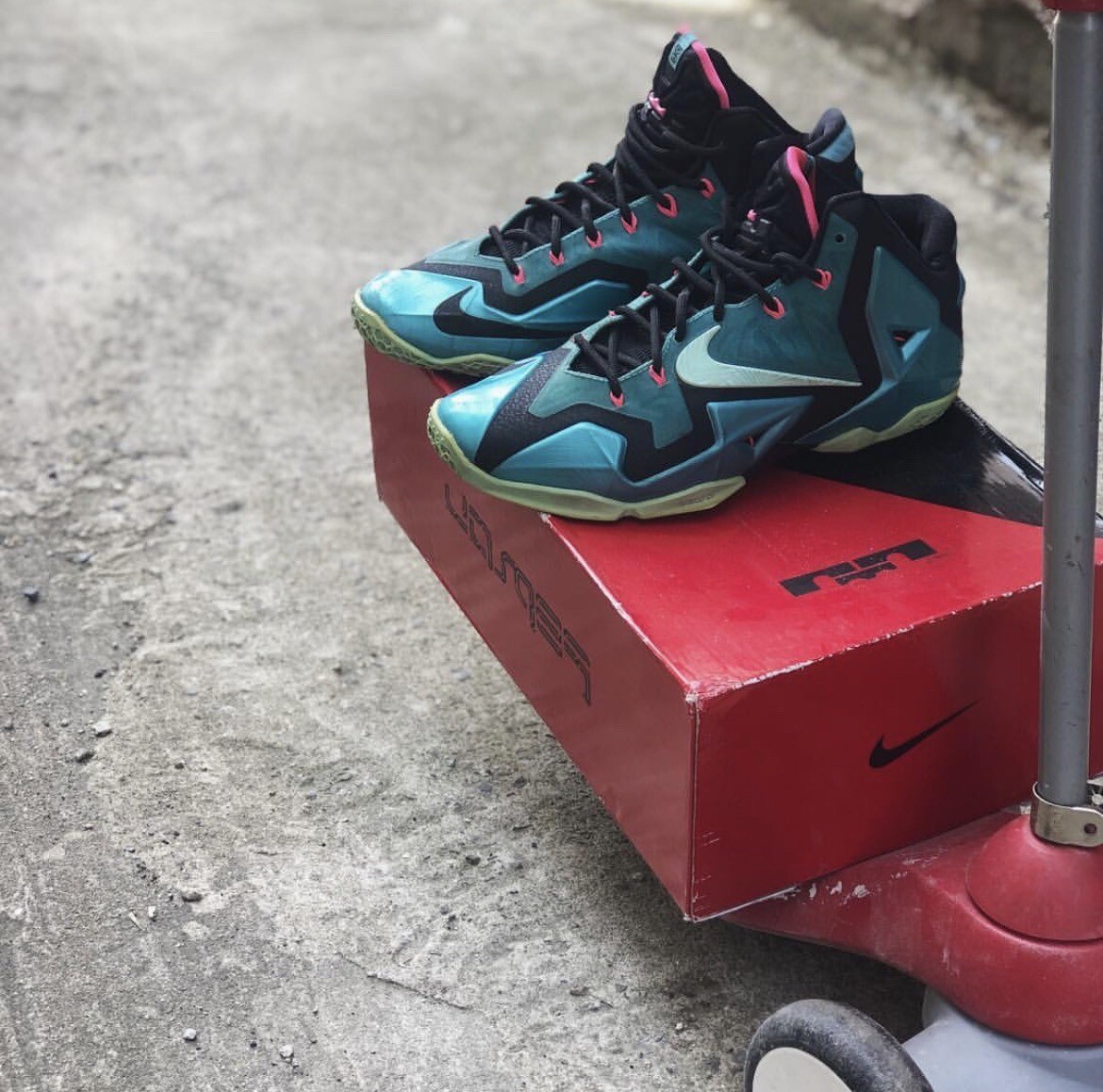 2014 Nike LeBron 11 XI South Beach 616175 330 | eBay display picture 2