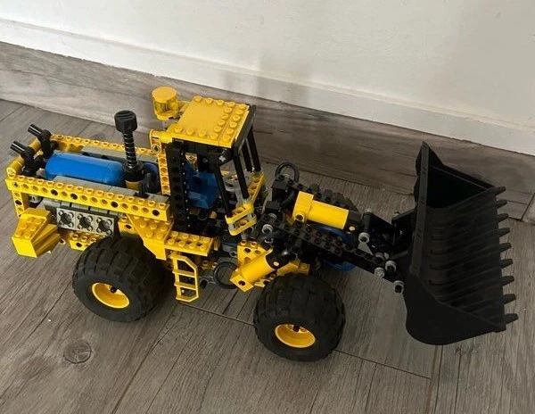LEGO Technic 8459 Pneumatic Front-End Loader, photo 1 sur 4
