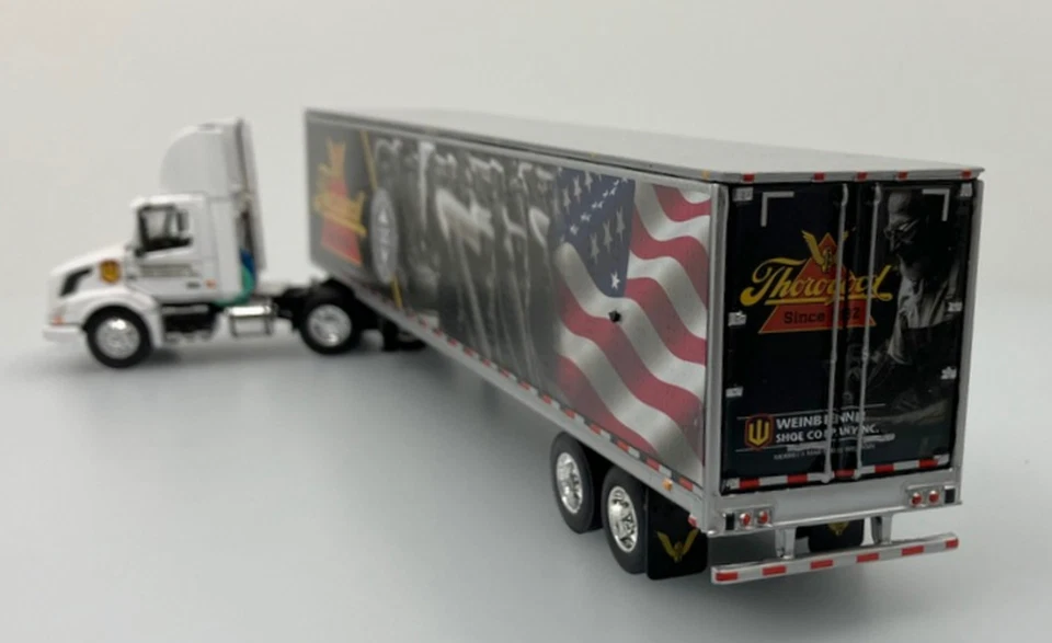 Volvo VNL 300 DCP 1:64 cabina corta con remolque de mercancías secas 53': zapatos Thorogood Foto 3 de 4