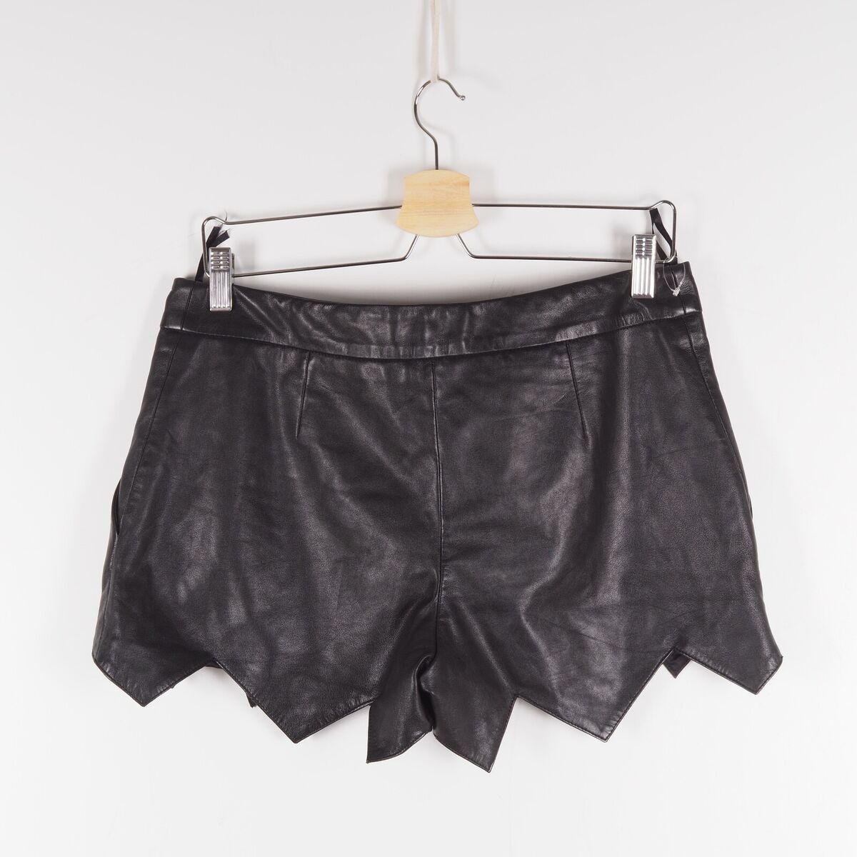 ショートパンツ MOSCHINO Women Shorts Burmudas A0336 0561 1555 Black Moschino Vintage Cheap & Chic Women's Black Leather Hot