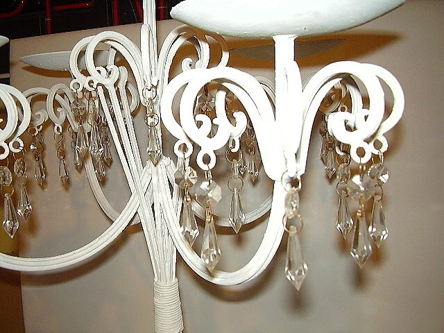 Candelabro candelabro de hierro forjado en mal estado pintura tiza blanca Foto 3 de 4