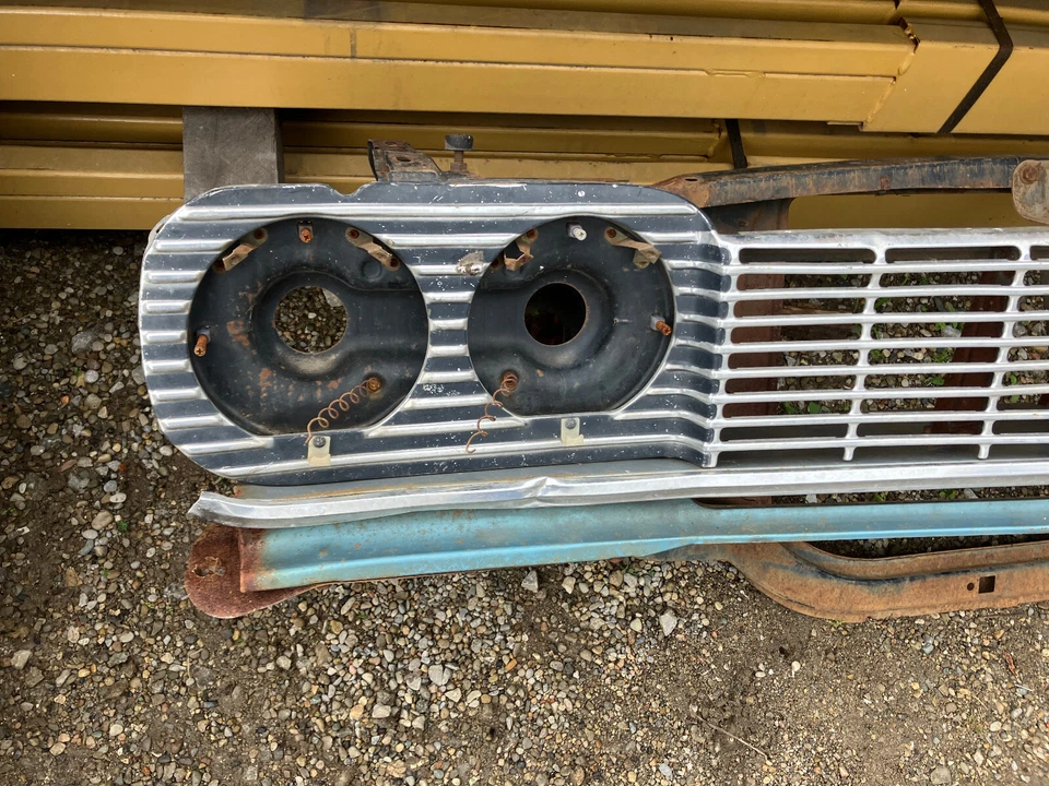 Chevrolet Impala 1964 parrilla original + soporte central + valencia + panel de cierre Foto 2 de 4