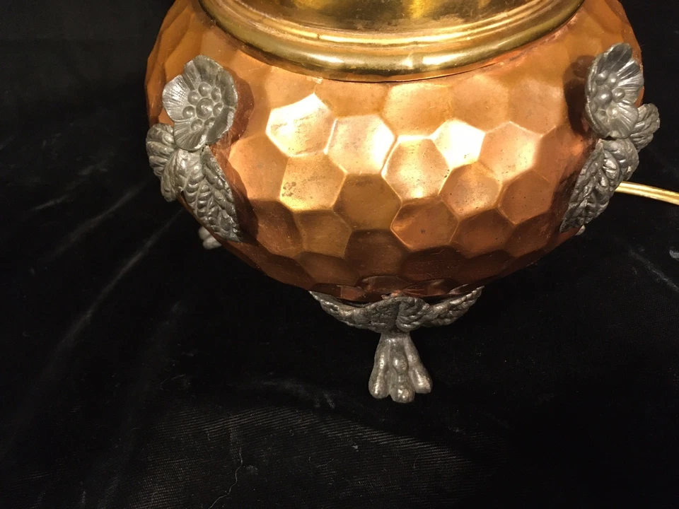 Lámpara de mesa antigua de queroseno al aceite electrificado floral cobre movimiento estético Foto 3 de 4