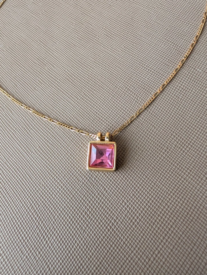 Colar Givenchy pingente de corrente folheado a ouro pedra quadrada rosa 16,5" - Imagem 2 de 4