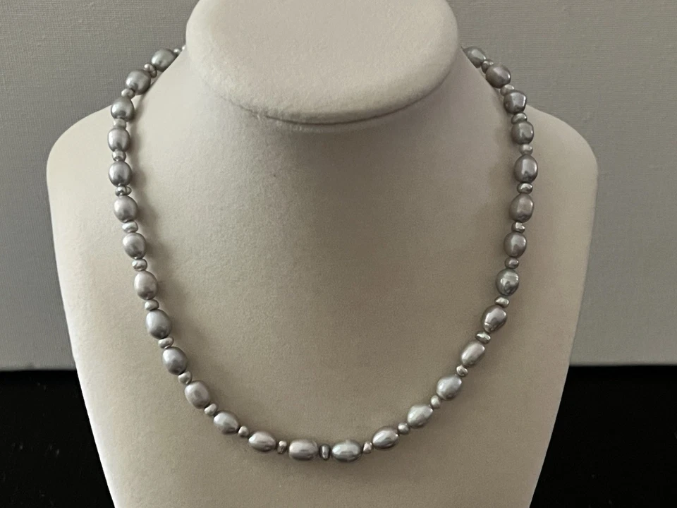 AeraVida Elegant Gray Iridescent Pearl Necklace - Freshwater Pearls Foto 2 de 4