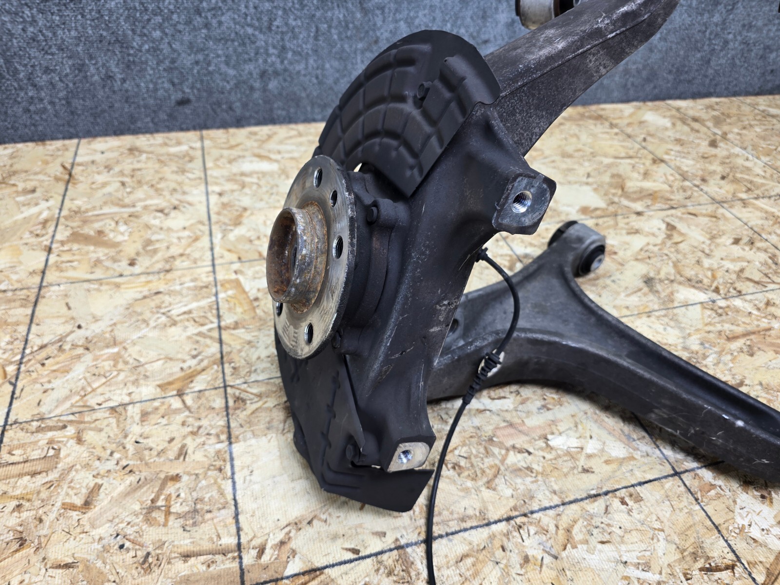 RIGHT FRONT SPINDLE KNUCKLE W/CONTROL ARM OEM 40K 14-19 MASERATI GHIBLI S