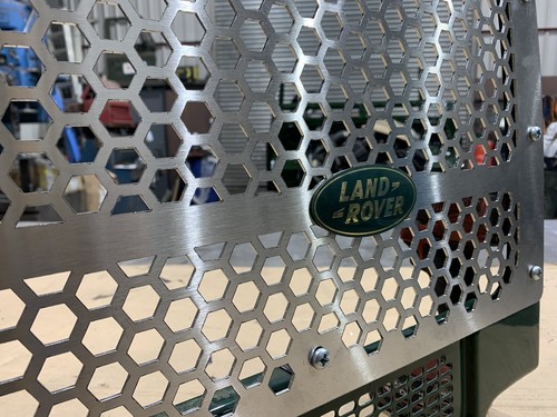 Land Rover 90/110/130/Defender front grille Stainless Steel (OVAL) - Picture 5 of 9