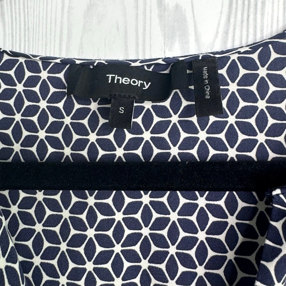 Blusa geométrica Theory Tile Antazie 100 % seda talla pequeña azul marino/blanco Foto 3 de 4