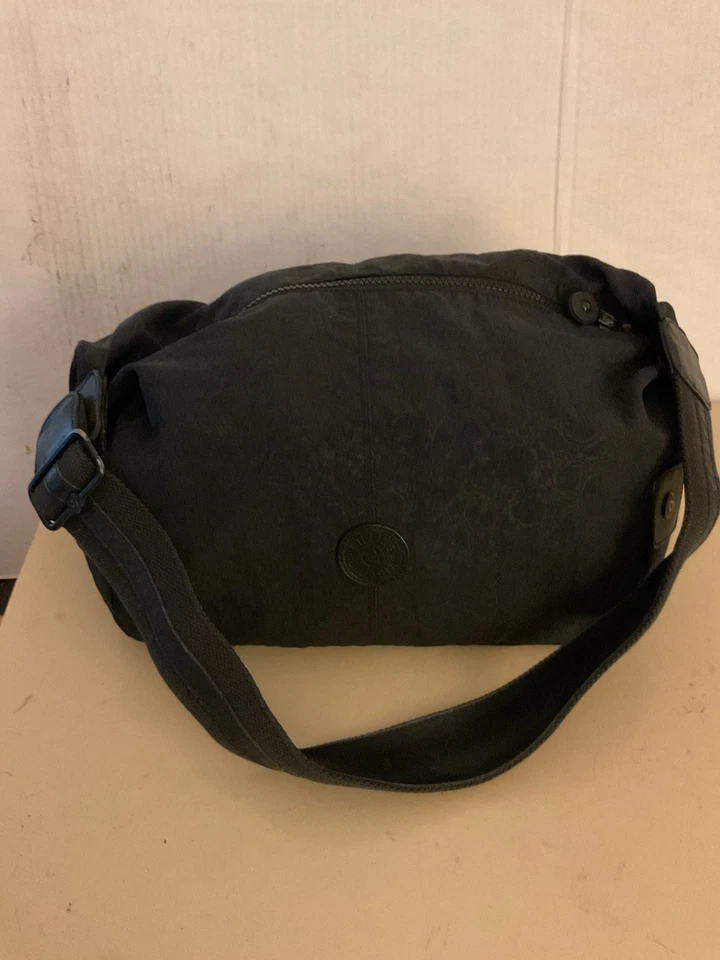 Bolso de Hombro Kipling Mujer Negro Lona Nylon Texturizado Hobo Alenya Mediano Foto 2 de 4