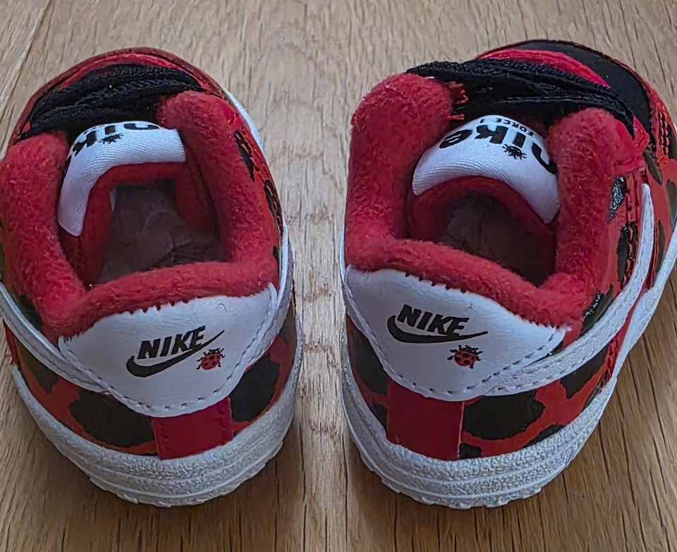 Berço Nike Baby Girl Force 1 SE (CB) ~ Vermelho universitário, branco e preto ~ Tamanho 2C - Imagem 4 de 4